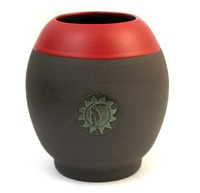 Kamionkowe matero z czarnej gliny z kolorową virollą